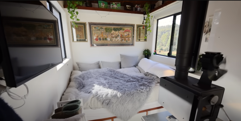 Living Off the Grid in a Tiny House: Anna’s Inspiring Journey